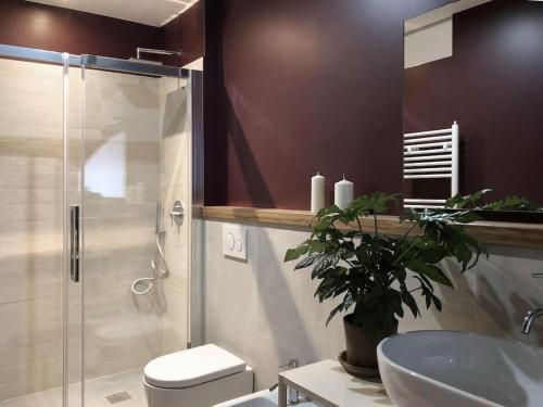 La salle de bains est pourvue d'une douche, de toilettes et d'un lavabo. dans l'établissement Studio Darsena, à Milan