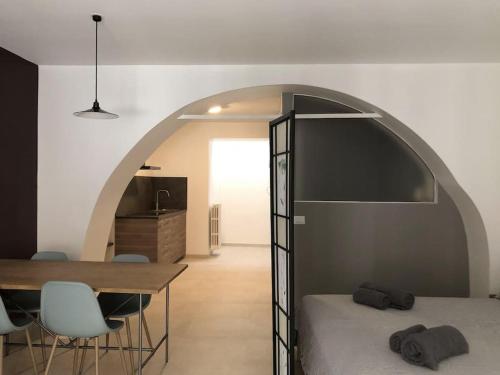 - une chambre avec un lit, une table et des chaises dans l'établissement Studio Darsena, à Milan