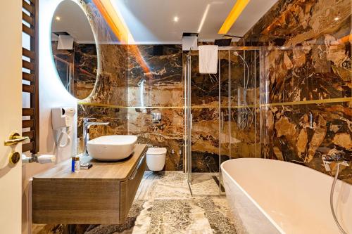 PRESTIGE PLAZA في سوسيفا: حمام مع حوض ومغسلة وحوض استحمام