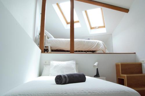 um quarto com 2 camas e 2 clarabóias em Apartamento Carmen II em Ferrol