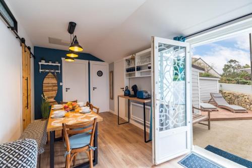 Dapur atau dapur kecil di Ty Ker Embrun - Maison Vue Mer à 280m de la plage