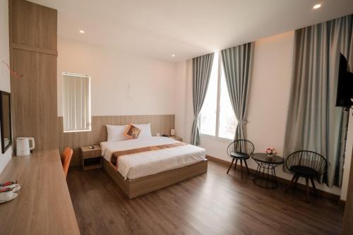 Habitación de hotel con cama y mesa en LÊ ĐOÀN HOTEL en Rạch Giá