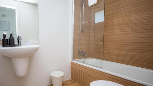 een badkamer met een toilet, een wastafel en een douche bij HC Narciso 0D in Casares