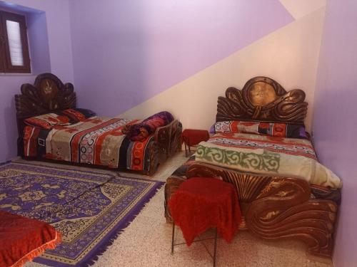 Cette chambre comprend 2 lits et un canapé. dans l'établissement Khodrey ka, à Assouan