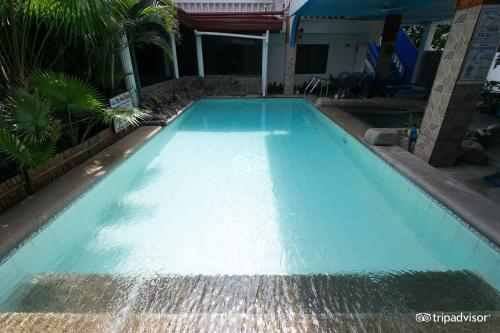 una piscina con agua saliendo de ella en ARIZONA BEACH RESORT en Olongapo