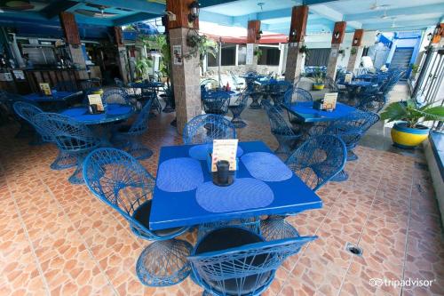 un grupo de mesas y sillas azules en un restaurante en ARIZONA BEACH RESORT, en Olóngapo
