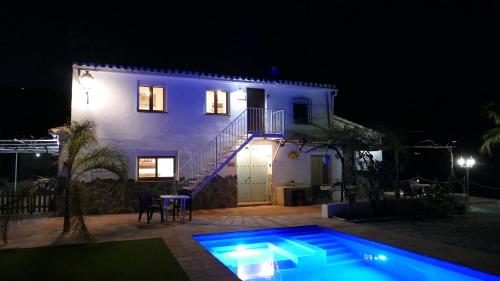 a house at night with a swimming pool in front of it at Alojamiento Rural Tetuán in Árchez