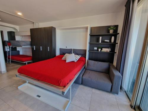 1 dormitorio con 1 cama y 1 silla en Residence Hotel Margherita, en Montalto di Castro