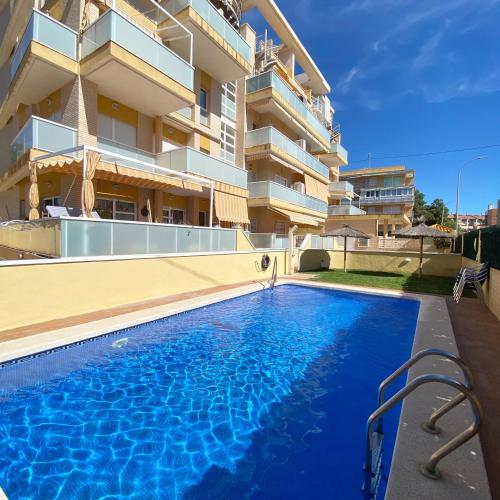 Bazén v ubytovaní Modern flat and private attic close to beach alebo v jeho blízkosti