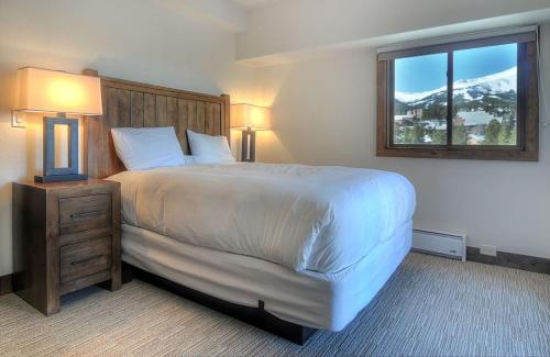 Un dormitorio con una cama grande y una ventana en Mountain Elegant, en Breckenridge
