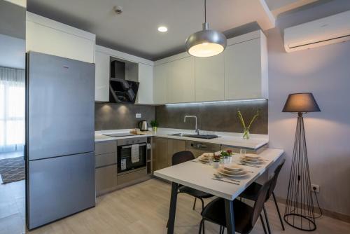 Stylish Urban Apt- Soak Up The City’s Vibes