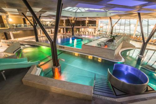 Bazén v ubytování Hotel Thermal ŠÍRAVA nebo v jeho okolí