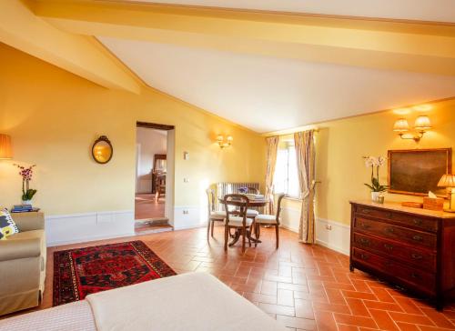 ein Wohnzimmer mit einem Sofa und einem Tisch in der Unterkunft Palazzo Tiglio in San Pancrazio