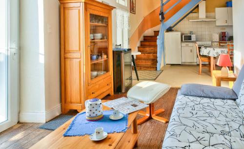 un salon avec un canapé et une table dans l'établissement À 100m de la plage ! Maison pour 6 à Penmarch, à Penmarcʼh