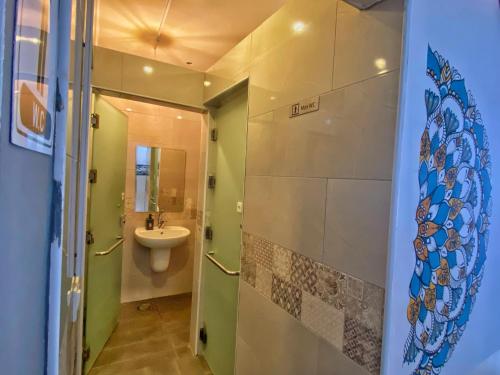ein Bad mit einem Waschbecken und einem WC in der Unterkunft The Castle Star in Amman