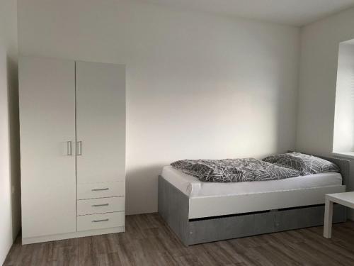 - une chambre avec un lit et une armoire blanche dans l'établissement Ubytování Rapotín, à Rapotín
