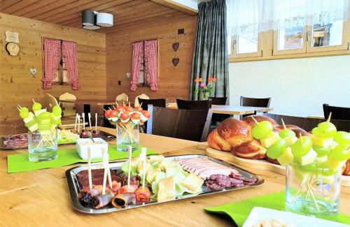 een tafel met veel eten erop bij Triftblick in Gadmen