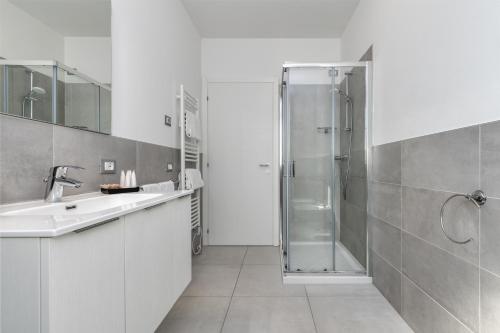 a bathroom with a shower and a sink at Appartamenti Villa Campo Rosso in Colà di Lazise