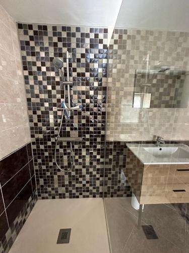 une salle de bain avec douche et lavabo dans l'établissement Gîte indépendant 