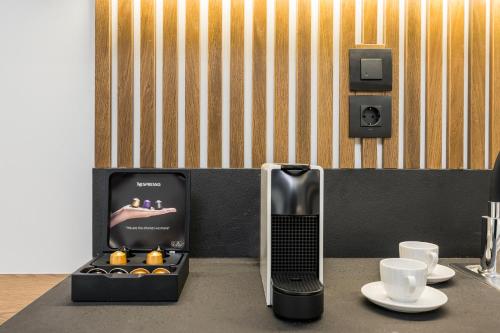 Kemudahan buat kopi dan teh di Ostrakon Suites