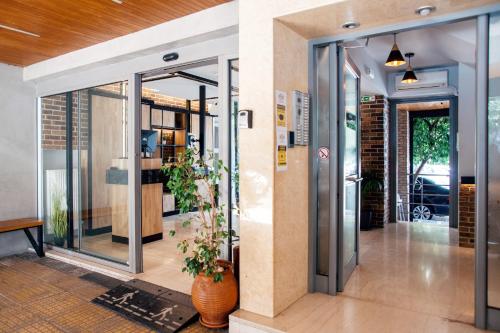 un accès à un bâtiment avec des portes en verre dans l'établissement Athens Studios, à Athènes