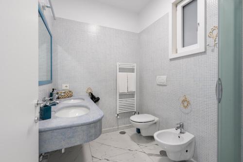 een badkamer met een wastafel en een toilet bij Deluxe Suites in Piano di Sorrento