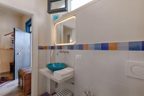 uma casa de banho com um lavatório e um espelho em Il nido sul mare - Affitti Brevi Italia em Torre del Lago Puccini
