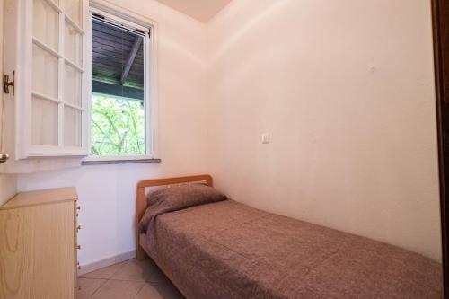 リド・デッレ・ナツィオーニにあるAgenzia Vear - Osti 100の小さなベッドルーム(ベッド1台、窓付)