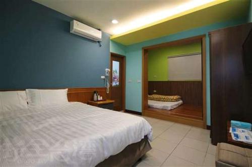 um quarto com uma grande cama branca e uma janela em Wen Shan em Yuchi