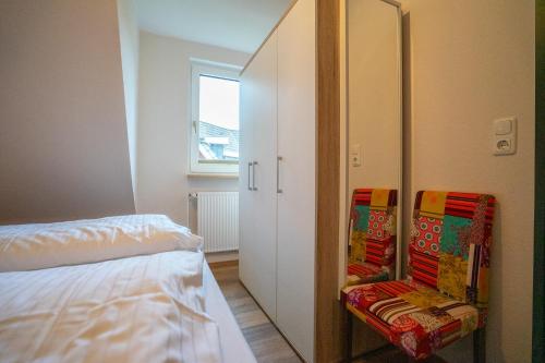 - une chambre avec un lit et une armoire avec des cadeaux dans l'établissement Haus Nordseetraum Wohnung 5, à Büsum