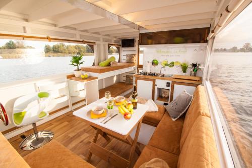 a kitchen and dining area in a boat at Lisa Boot 5 in Priepert