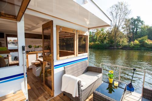 a boat deck with a table and chairs on the water at Lisa Boot 5 in Priepert