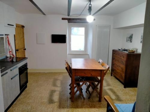 - une cuisine avec une table en bois dans une chambre dans l'établissement La casa di Mastro Ivetto, à Arcevia