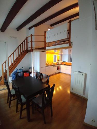 une salle à manger avec une table et des chaises ainsi qu'une mezzanine dans l'établissement LOFT T3 90 m2 + TERRASSES - Accès direct plage/bus, à Marseille
