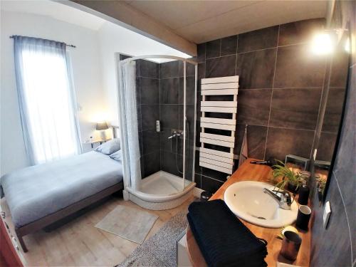 Koupelna v ubytování LOFT T3 90 m2 + TERRASSES - Accès direct plage/bus