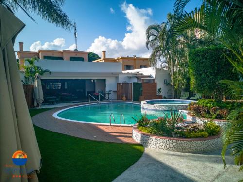 een huis met een zwembad in een tuin bij Hotel Terminus Maputo in Maputo