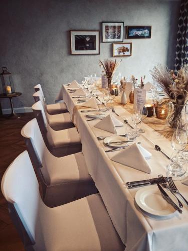 a long table with white tablecloths and napkins at Hofgut Algertshausen in Eresing