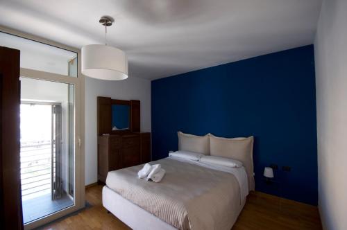 una camera da letto con una parete blu e un letto di H2Ome Il Cembalo a Genova