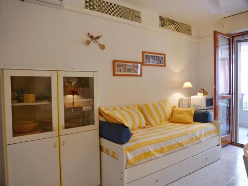 un soggiorno con divano in camera di Cardellino, piccolo e accogliente dietro la spiaggia a Grado