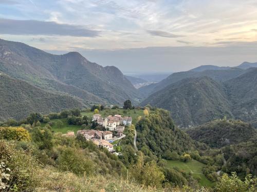 une maison sur une colline dans les montagnes dans l'établissement Loggia, à Vobarno