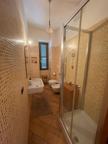 uma casa de banho com um chuveiro, um lavatório e um WC. em Casa Diana em Roma