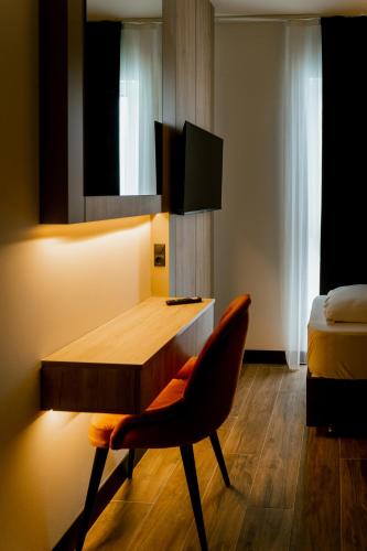 a room with a desk with a chair and a bed at Lamede SELF CHECK-IN in Wiener Neustadt