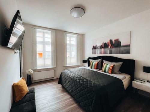 ロストックにあるLieblingsapartment No.10 mit 2 Schlafzimmern und eigener Terrasseのベッドルーム(ベッド1台、テレビ付)