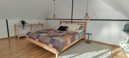 sypialnia z łóżkiem w pokoju w obiekcie Stawy u Sikory Domek Czapla w mieście Bledzew