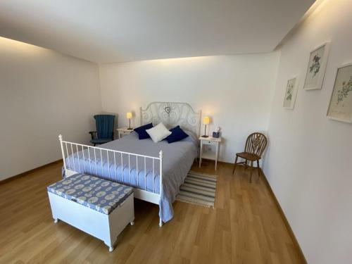 Reguengo GrandeにあるVilla Mochos Private Poolのベッドルーム1室(ベッド1台、テーブル、椅子付)