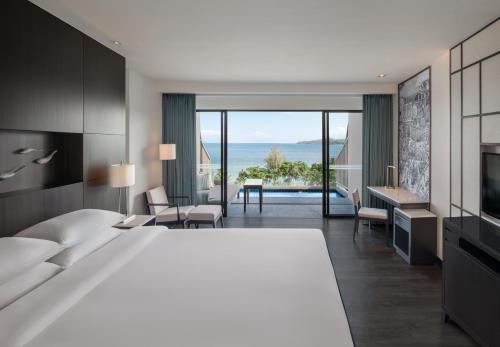 Postel nebo postele na pokoji v ubytování Hyatt Regency Phuket Resort