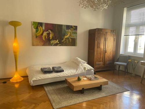a living room with a bed and a coffee table at Charmante Innenstadtwohnung in Vienna