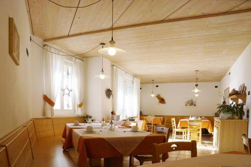 un comedor con mesas y sillas en una habitación en Agriturismo Locanda de l'Arguta, en Trento