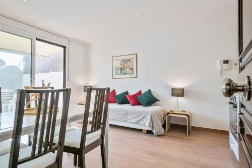 sypialnia z łóżkiem, stołem i krzesłami w obiekcie Romantic Apartment with Terrace (52) HUTB: 004806 w Barcelonie