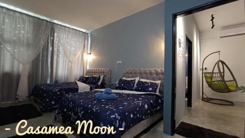 Un dormitorio con dos camas con una almohada azul encima. en Casamea MOON (Shoplot) 2 Bedroom-Free Wifi & Washer, en Sibu